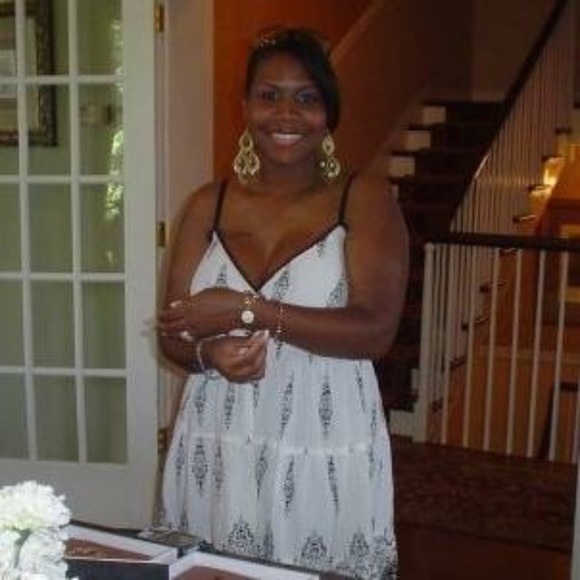 Meet your Posher, Lanaye.        No Exchanges - Picture 2 of 3